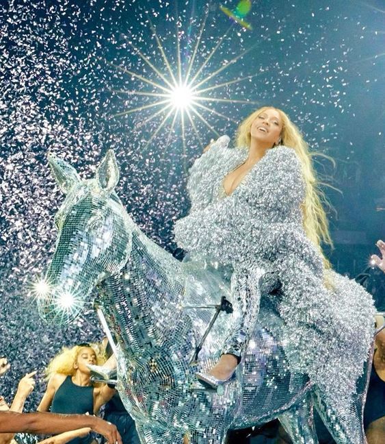 beyonce blowing a kissy face